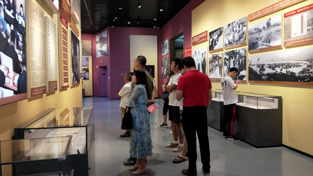 党员同志正在参观学习