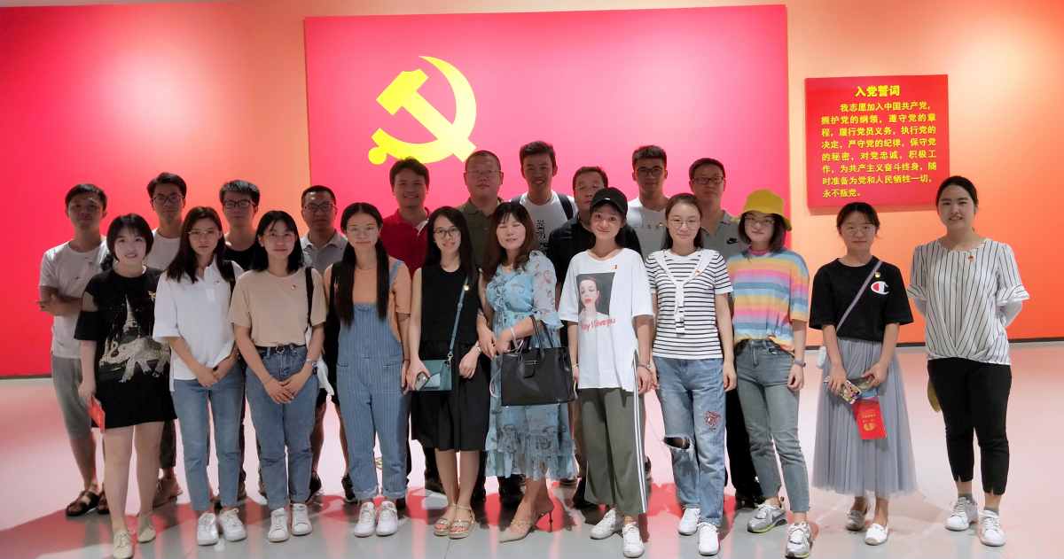 党员同志重温入党誓词