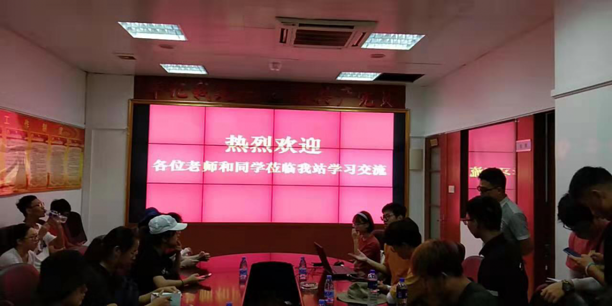 工作人员向我们介绍监测站内部情况