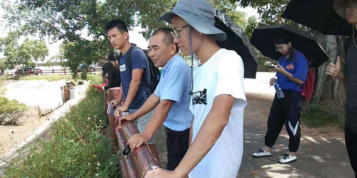 站长向同学们解释一些在红树林里出现的有趣现象