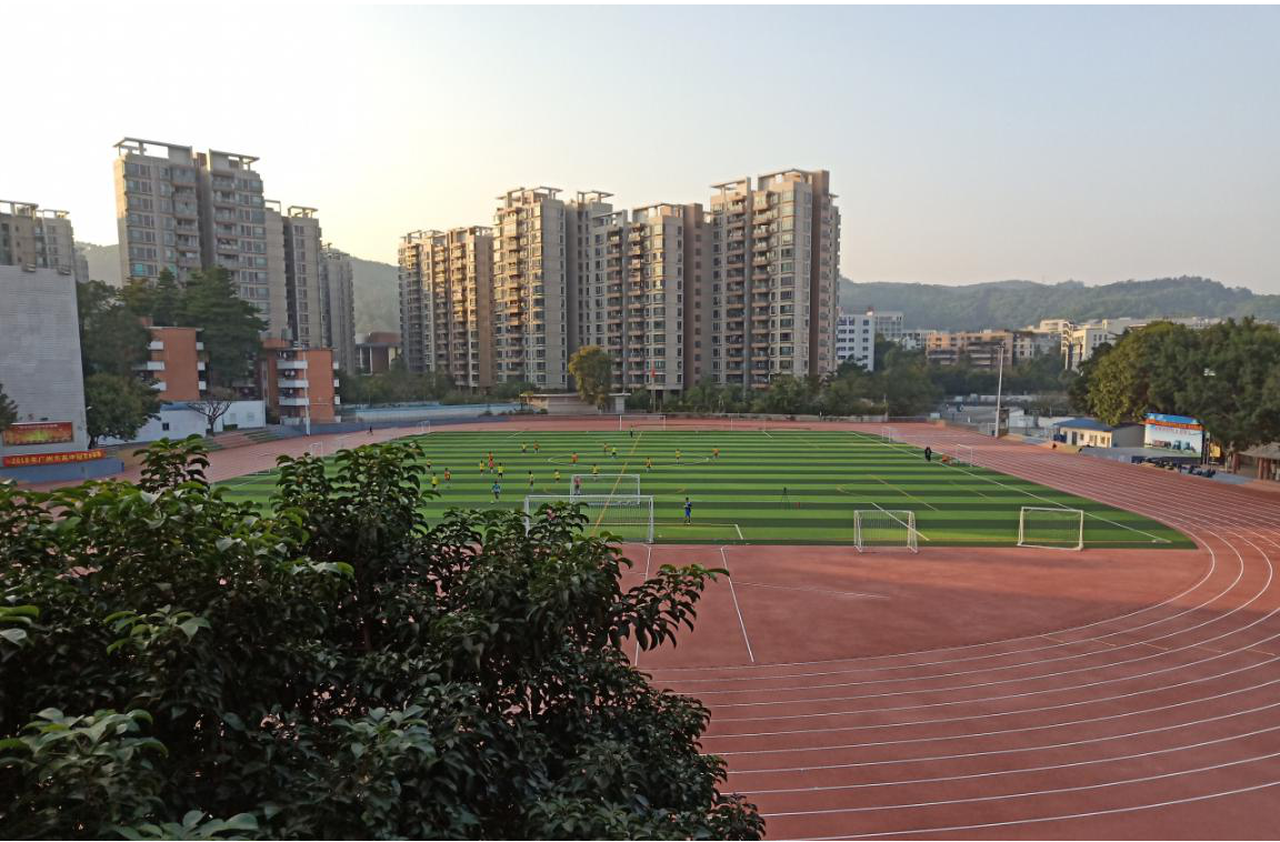 宣讲结束后看到在操场进行足球训练的小人儿们