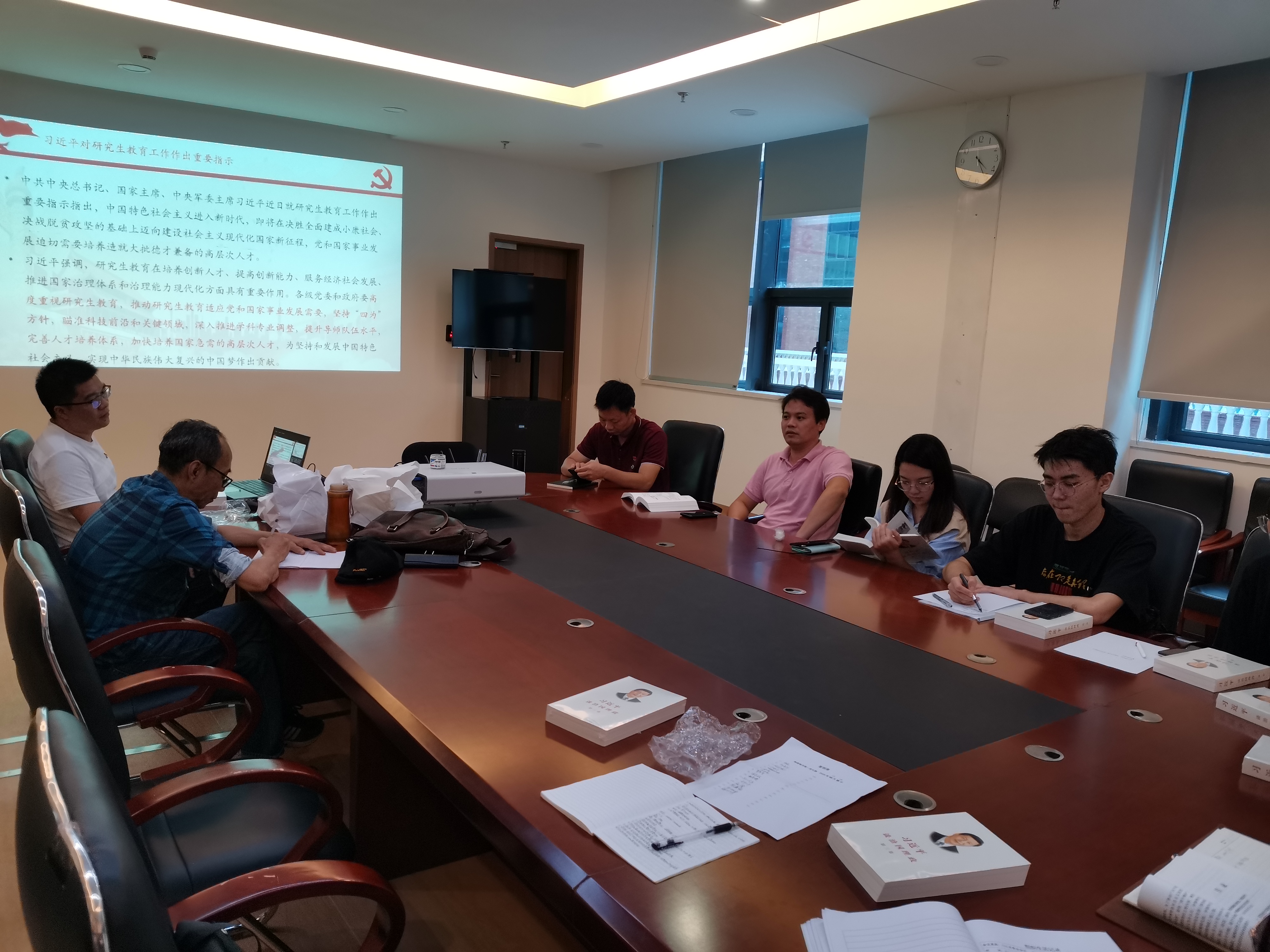 朱磊同志带领支部成员学习