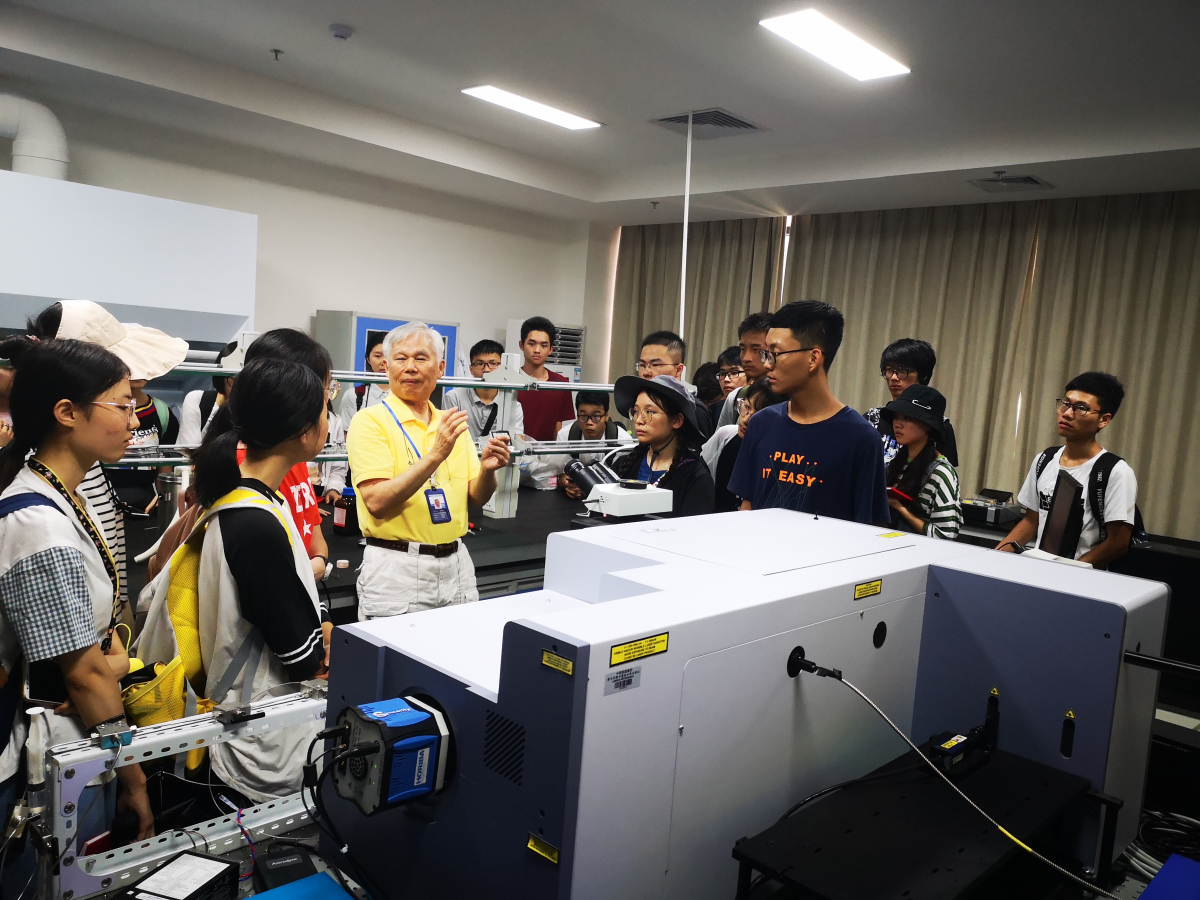 周义明研究员为同学们讲解深海极端环境模拟研究实验