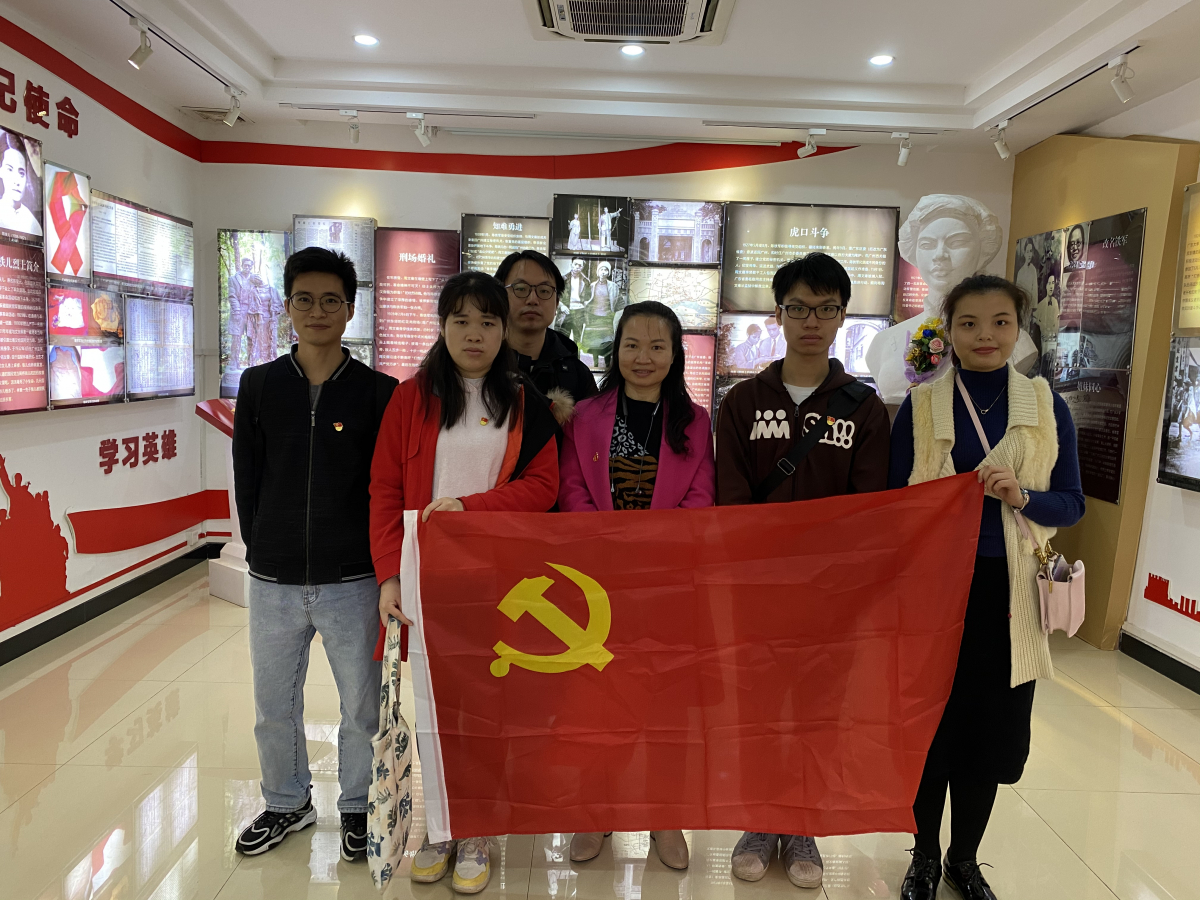 支部成员在铁军纪念馆合影