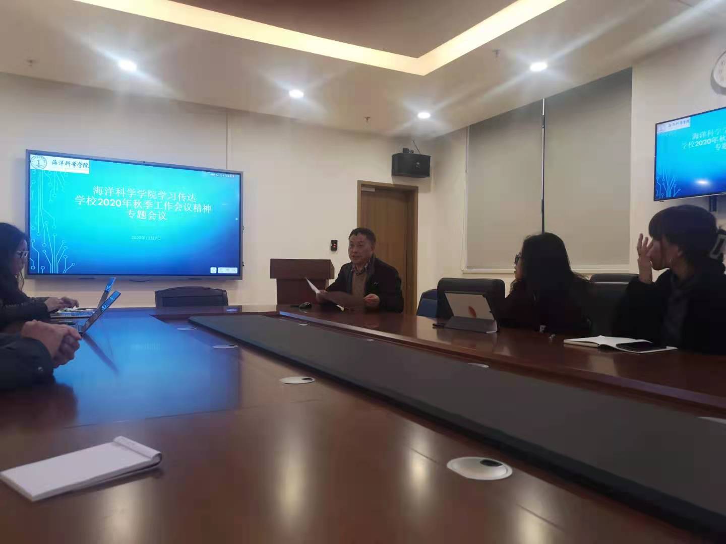 支部书记邹世春带领大家学习