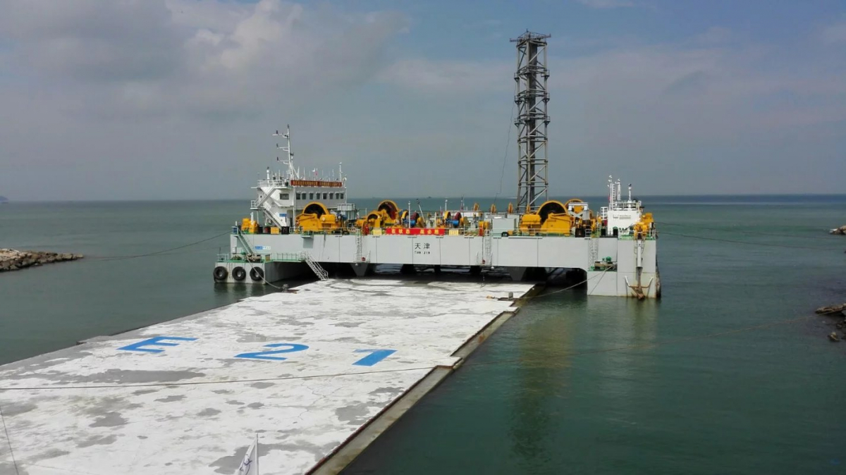 雷亚平参与港珠澳大桥岛隧工程回淤预警预报项目