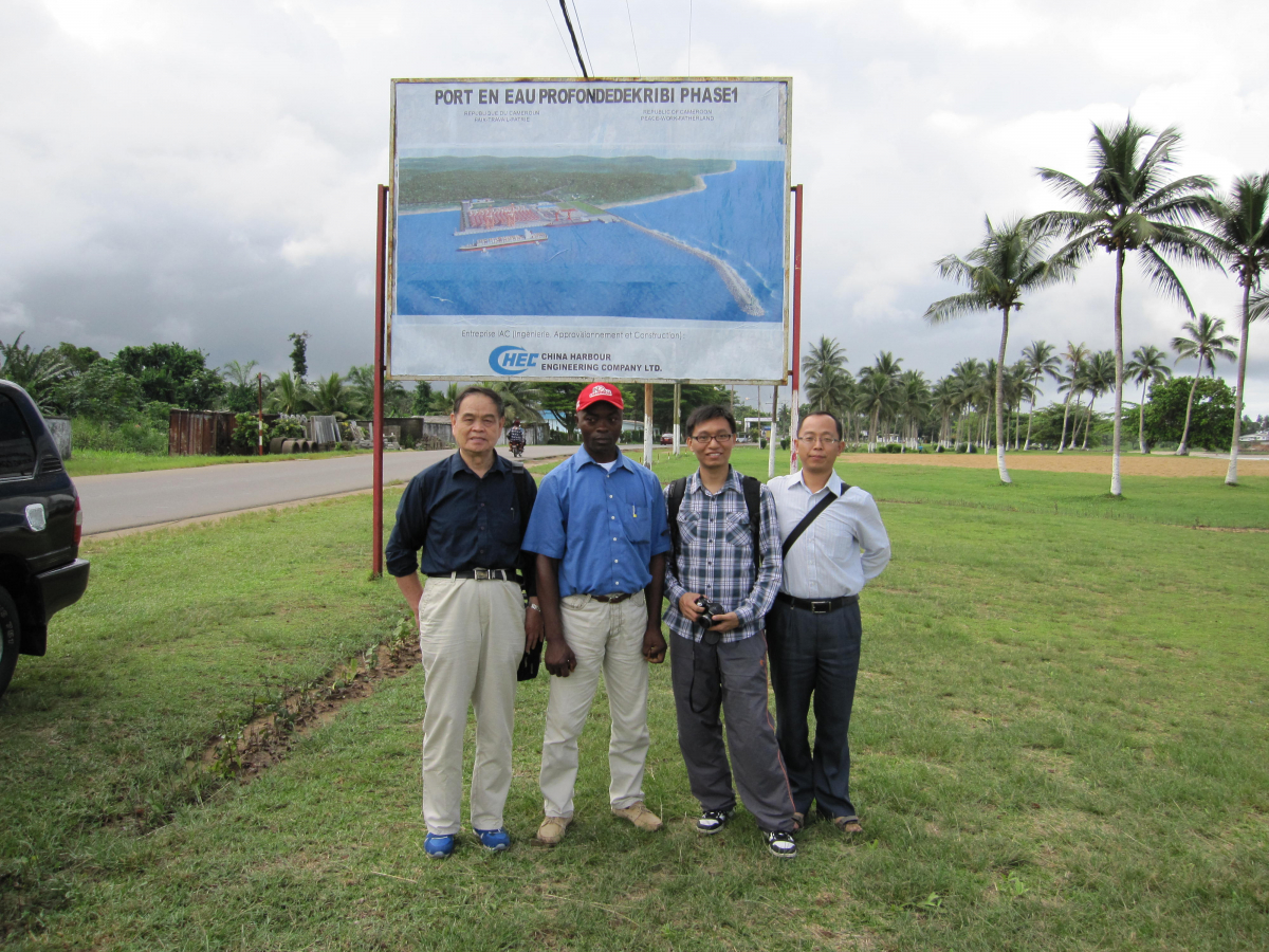 雷亚平（右一）在非洲几内亚湾喀麦隆Kribi深水港进行现场调研
