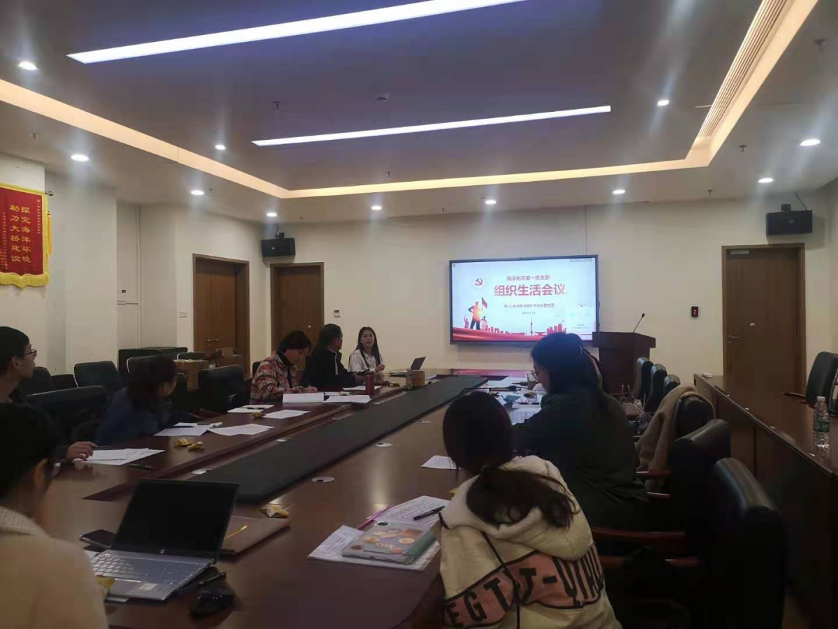 骆杰灵同志带领大家学习