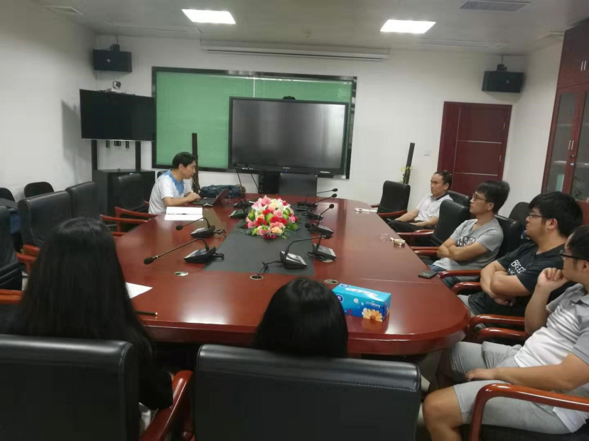 王江海同志带领党员学习《纲要》