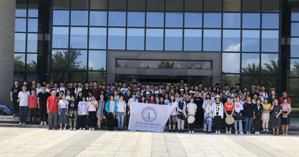 带队老师和学生合影