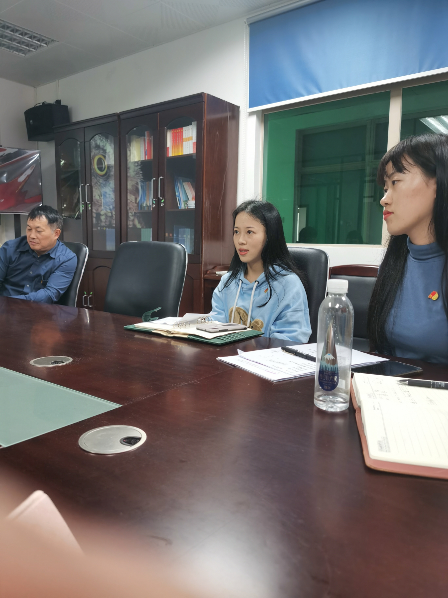 党员同志开展批评与自我批评