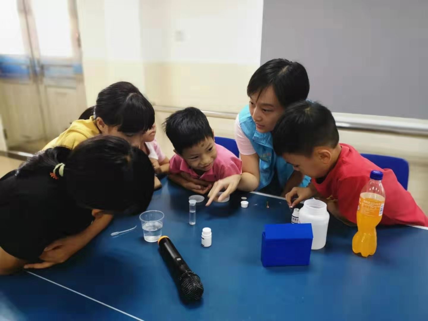 指导小朋友进行实验