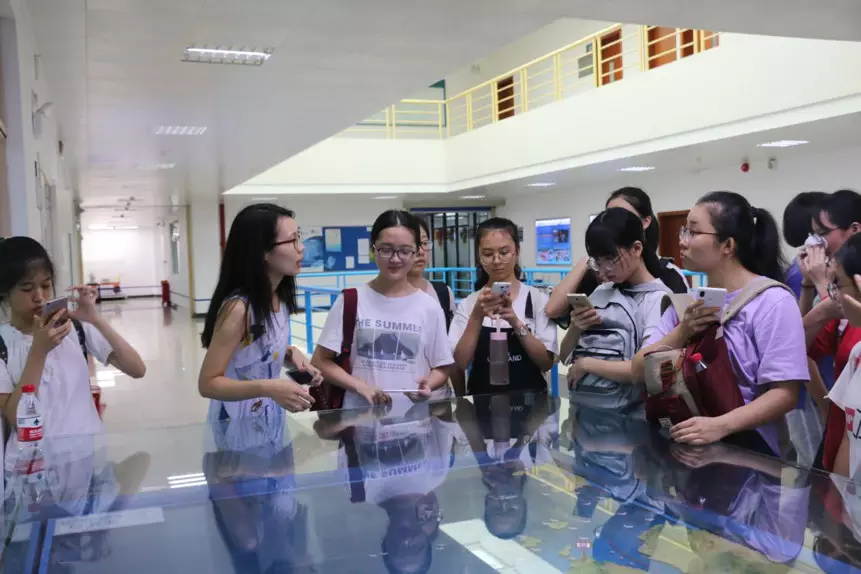 苏明副教授为饶平二中师生一行做精彩讲座