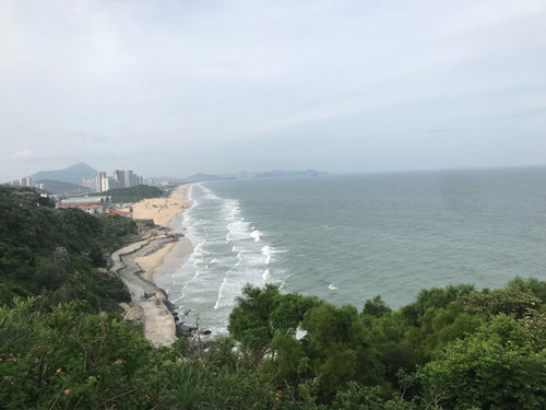 下午抵达阳江市海陵岛，在两处岬角俯瞰大角湾和十里银滩，观察海面波浪特征。