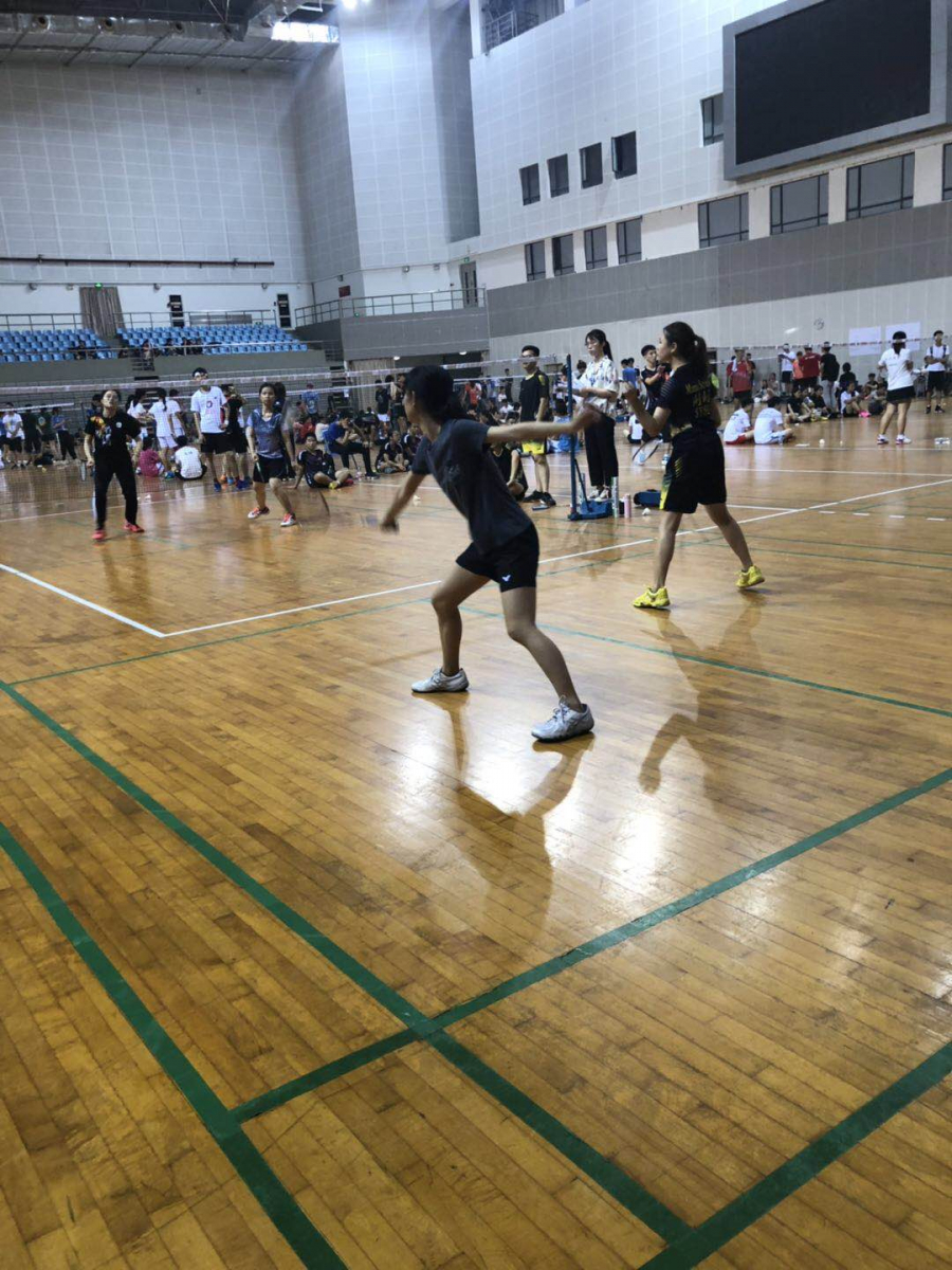 女双组合陈祺（左）、梅书弦（右）奋勇迎战