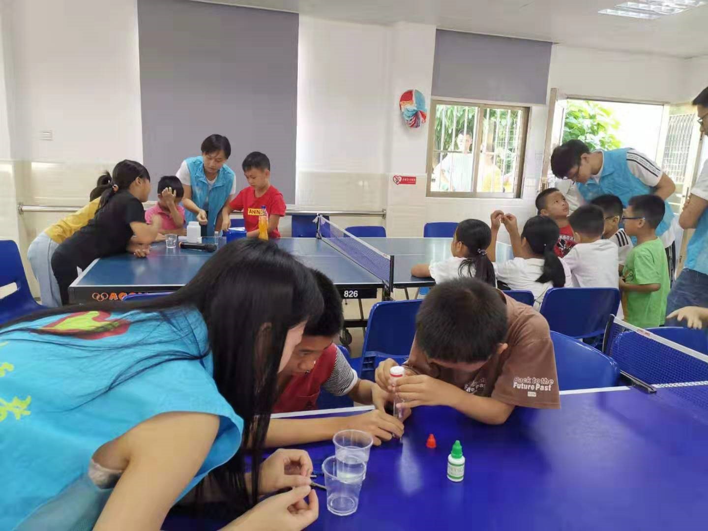 小朋友们积极参与实验