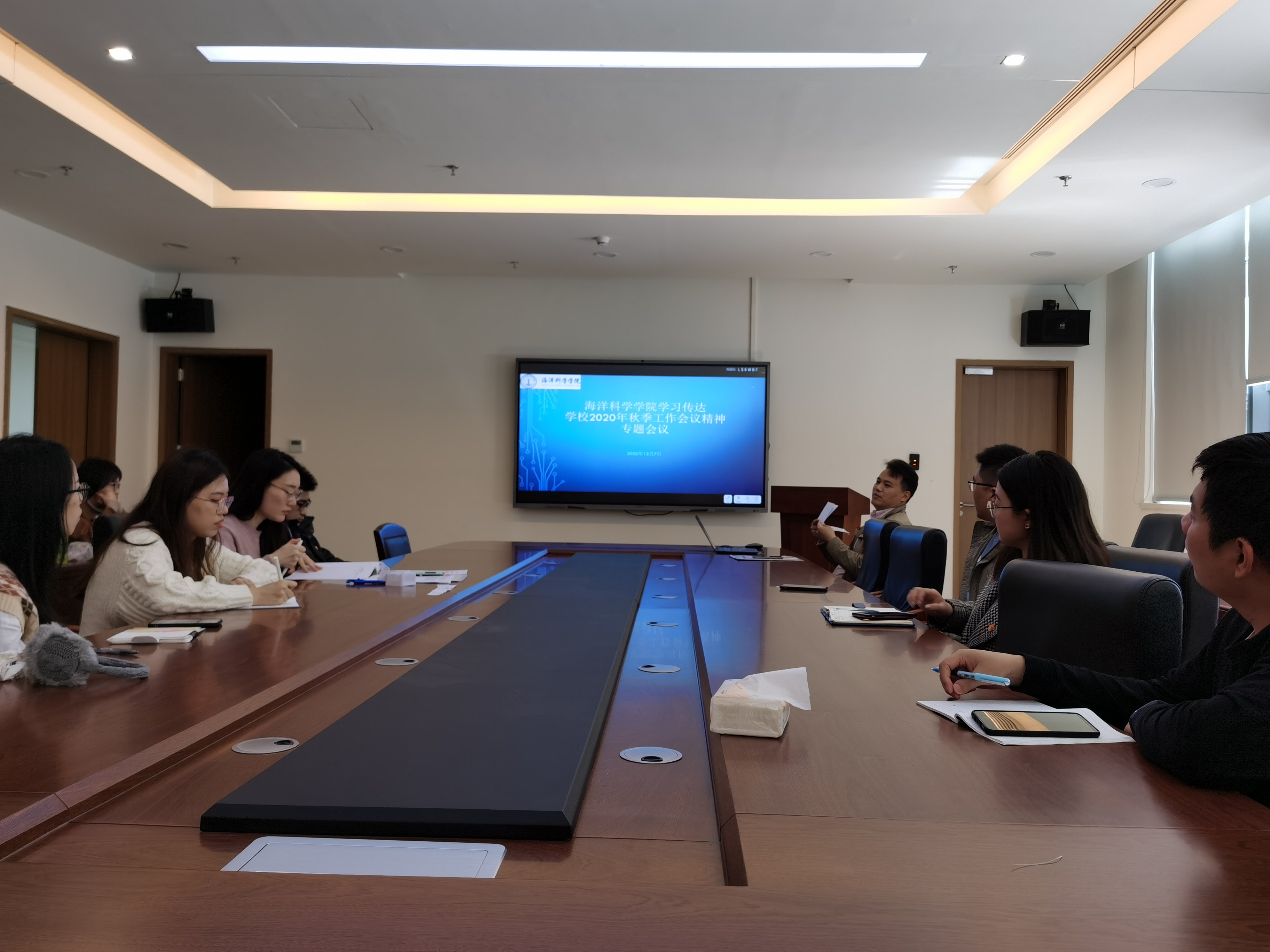 赵俊同志带领支部成员学习