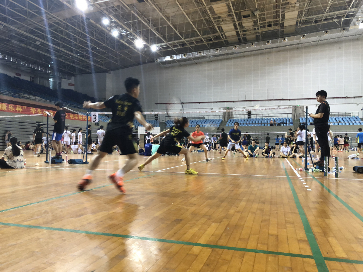 混双组合梅书弦（前）、黄永茂（后）配合良好