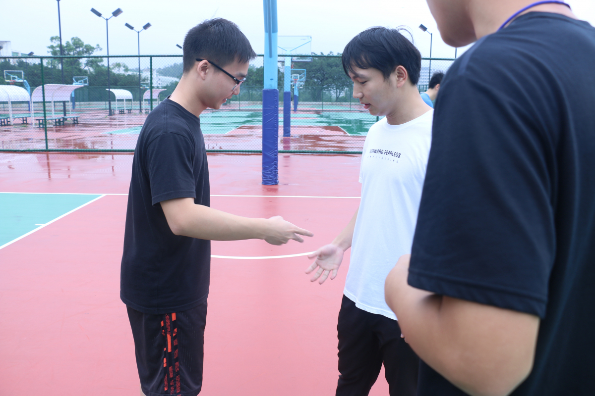 队伍通过猜拳来决定哪一方先发球，三人球赛比赛时间不长，抢占先机非常重要