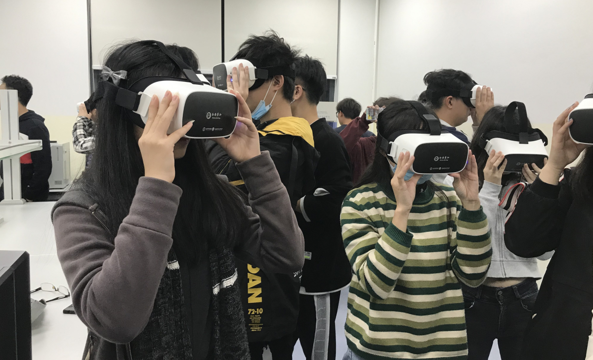 同学们体验海洋地质虚拟仿真VR实验