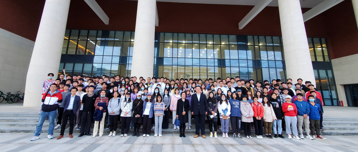 参观师生在我院新大楼合影留念