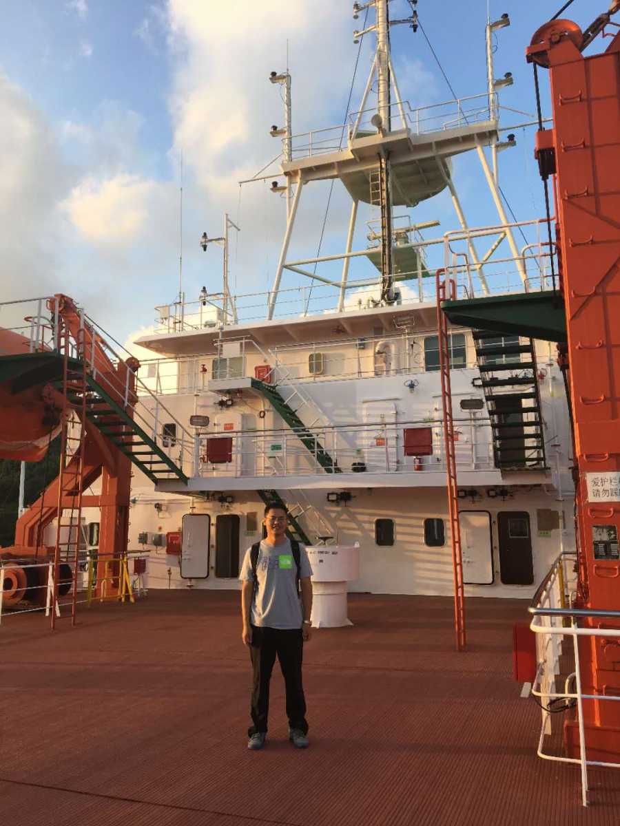 登上“张謇”号科考船采集深海样品