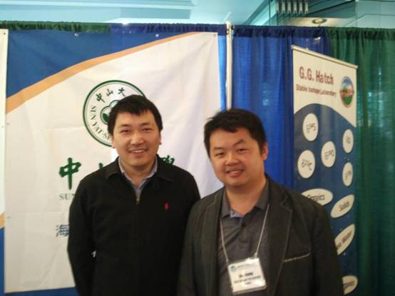 龚骏教授（右）与罗一鸣教授（左）参加加拿大海洋与湖沼科学学会2018夏季会议 并开展人才招聘宣传工作