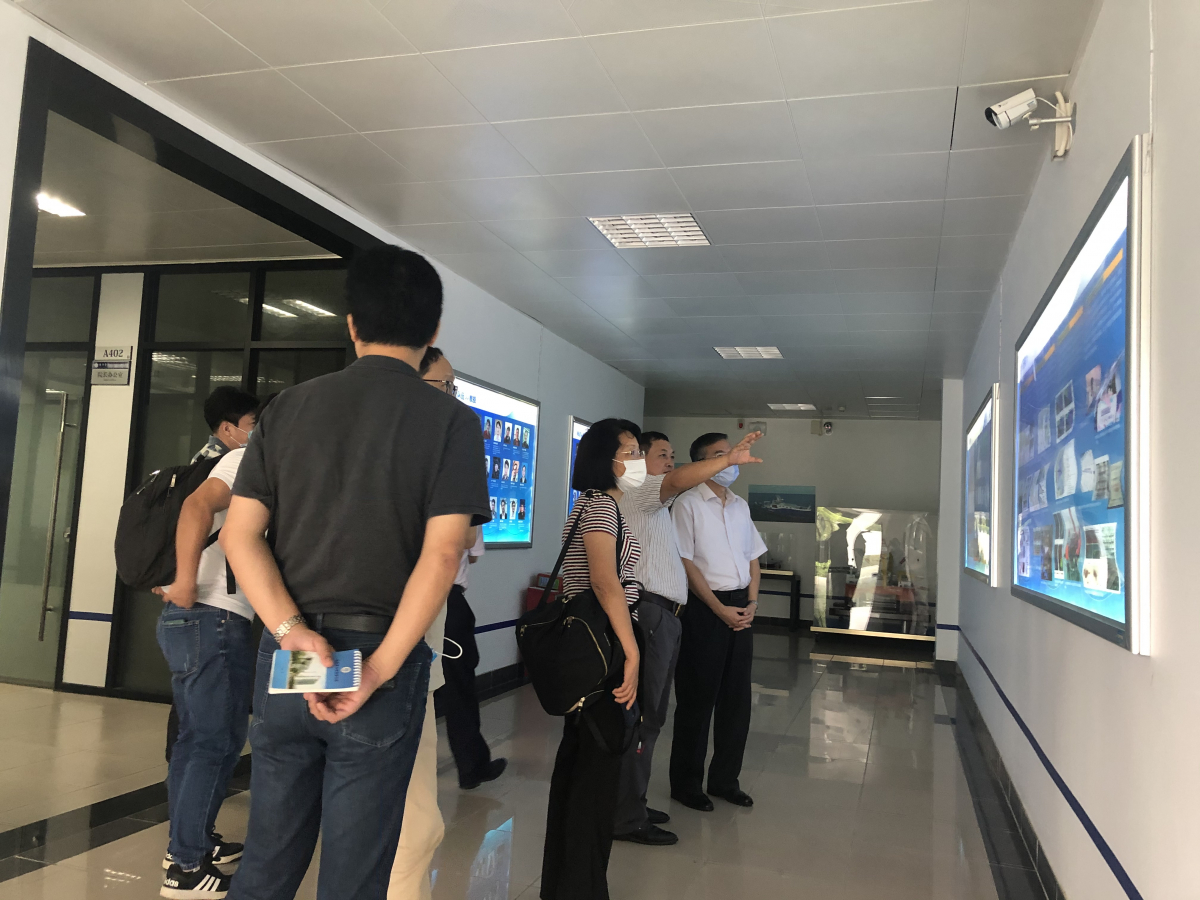 参观学院文化展区