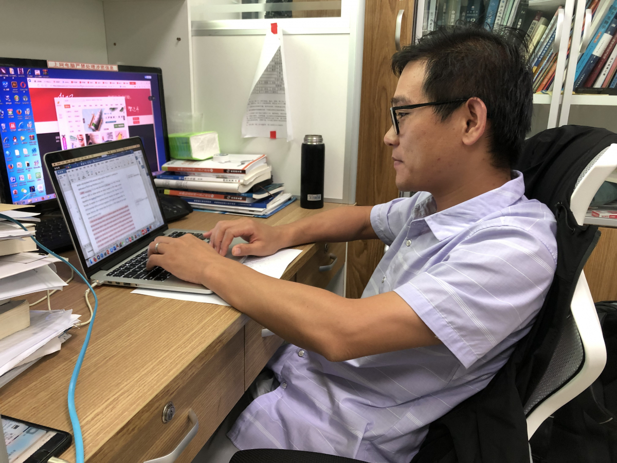 贾坤同副教授在工作中